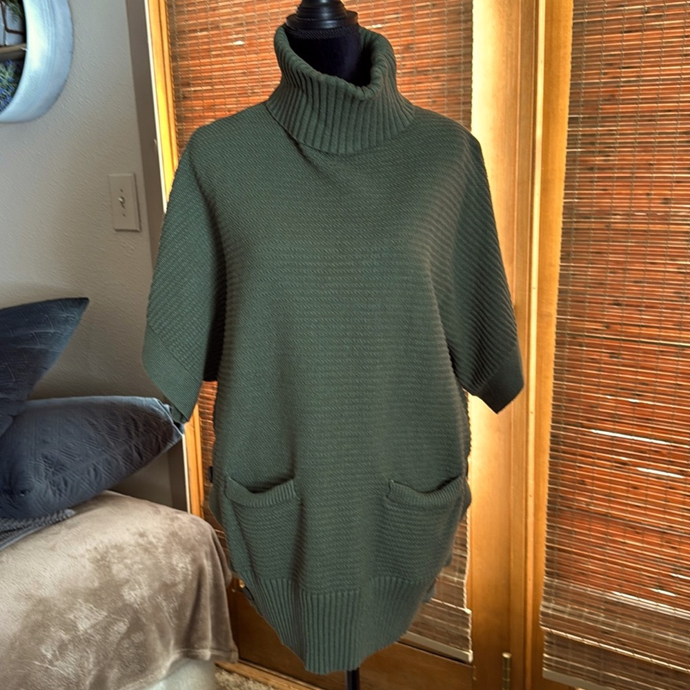 Mazik women’s size large green short sleeve, turtleneck sweater.
